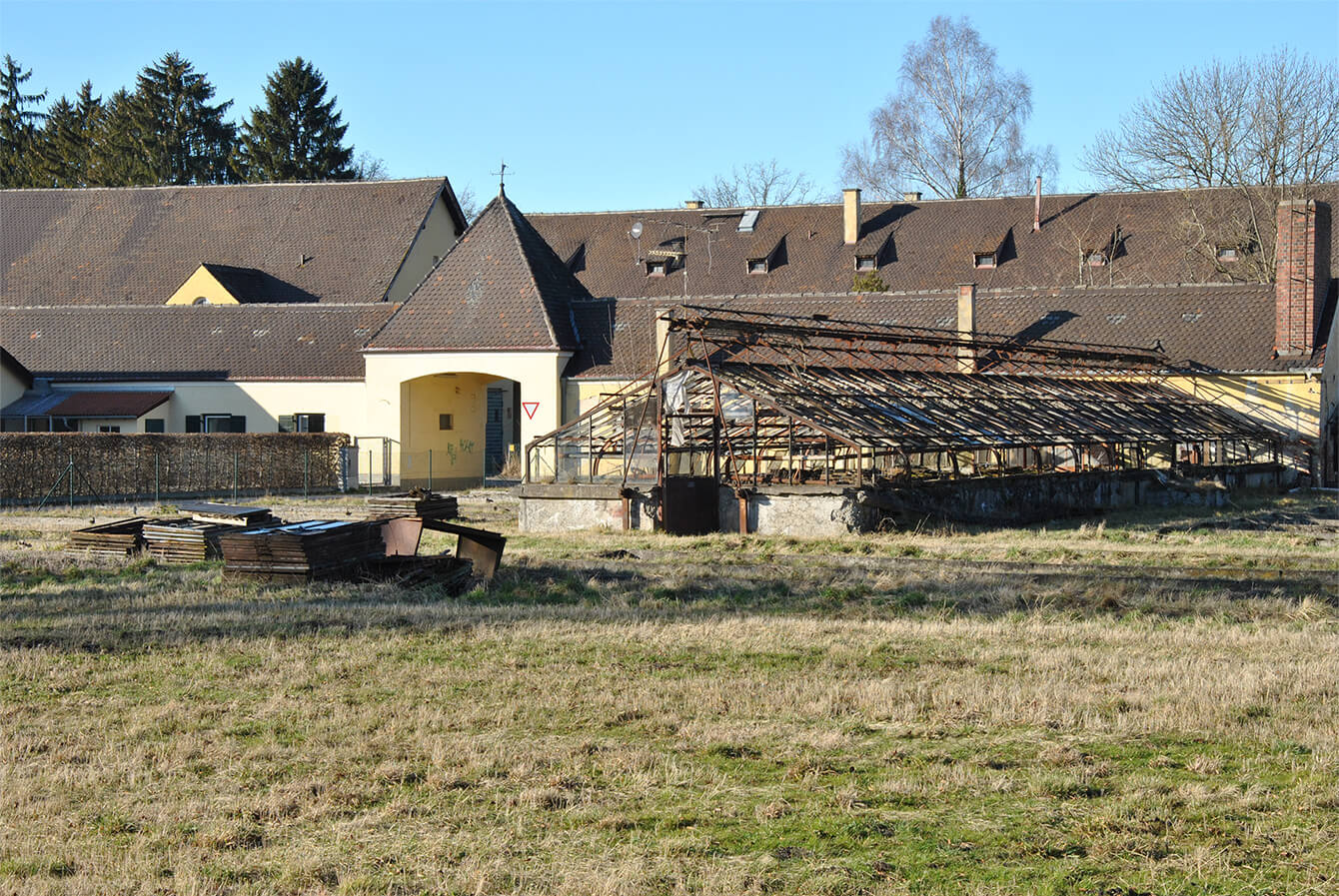 Hauptgebäude des ehemaligen „Kräutergartens“ mit Treibhaus (2012)